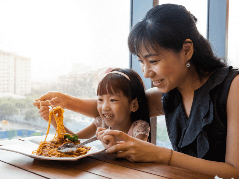 anak dan mak makan pasta Alce Nero