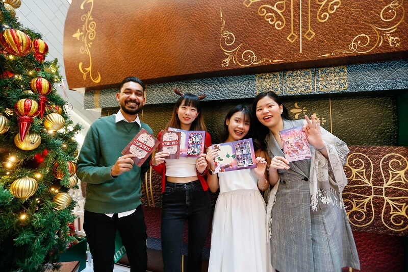 Pengunjung dengan Christmas card sleeves, My Christmas Story di Sunway Pyramid