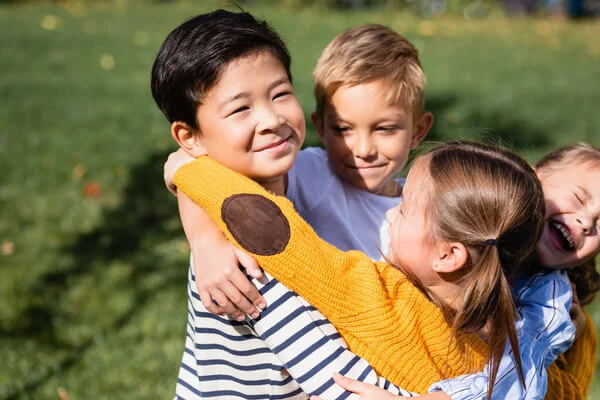 kanak-kanak bermain bersama demi kesihatan mental anak