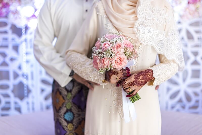 pasangan pengantin membaca Doa Majlis Perkahwinan