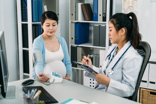 wanita hamil mendapat konsultasi doktor tentang PCOS