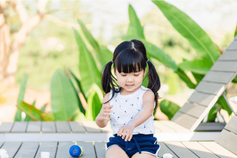 budak menggunakan sunscreen untuk melindungi daripada sinaran UV