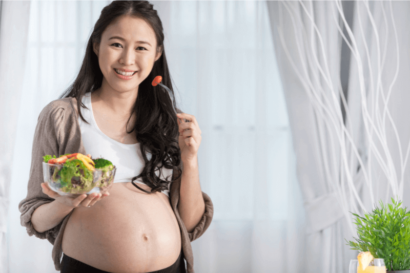 wanita hamil makan salad untuk elakkan cirit birit ketika hamil