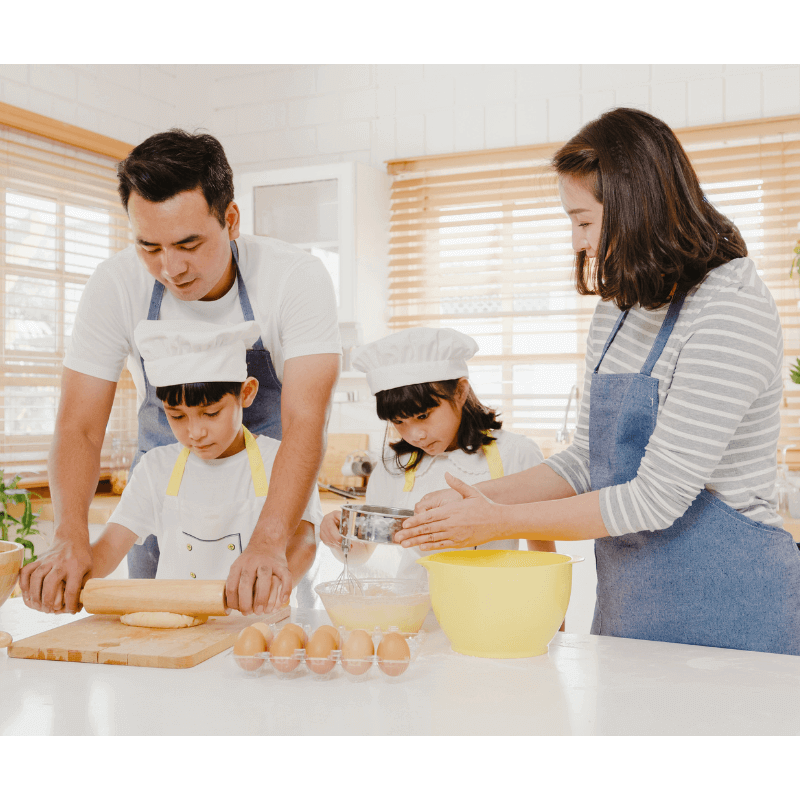 mak ayah dan anak-anak masak bersama merupakan salah satu aktiviti menarik