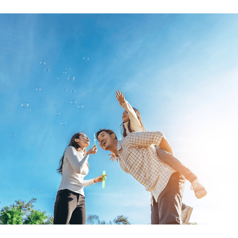 mak ayah bermain dengan anak