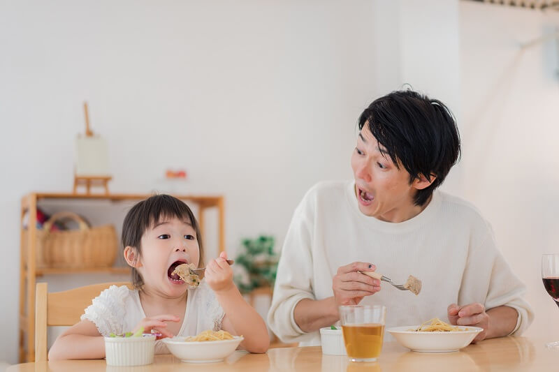 ayah dan anak perempuan makan pasta