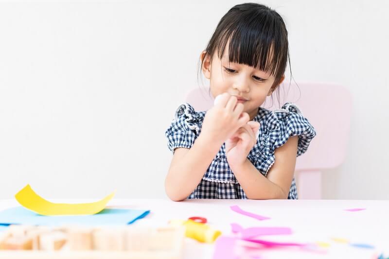 budak perempuan membuat projek DIY