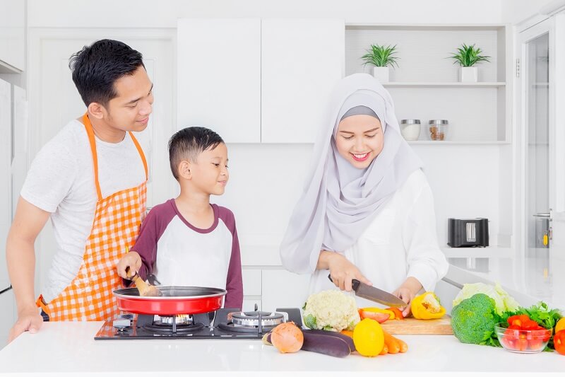 mak ayah dan anak di dapur