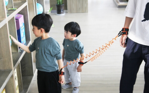 harness - pakaikan tali harness dekat anak-anak