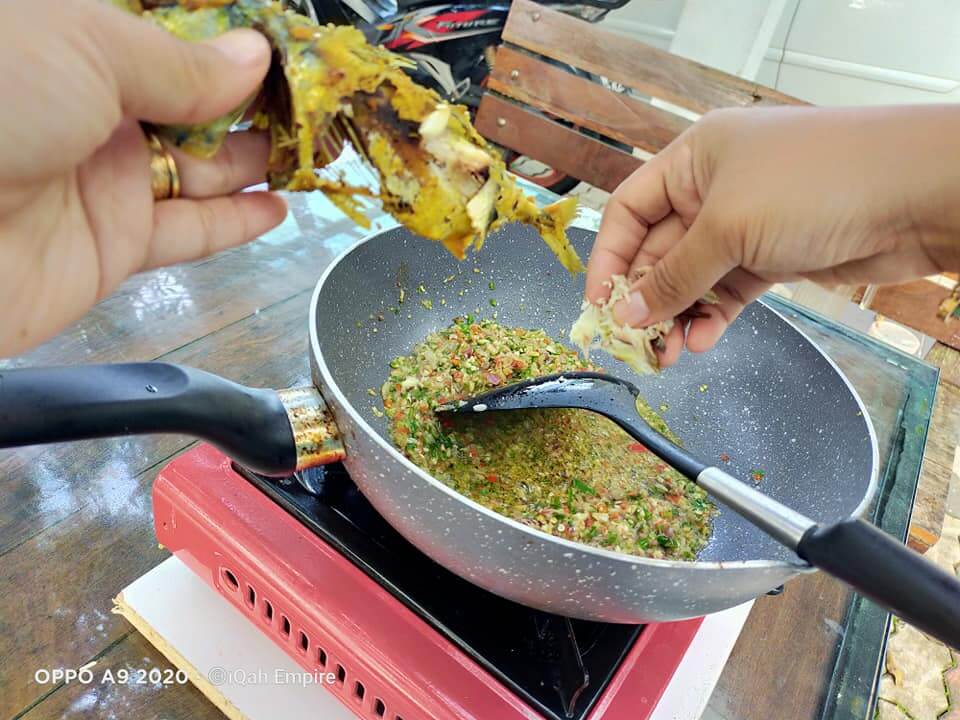 masukkan isi ikan goreng ke dalam resepi nasi goreng cili padi