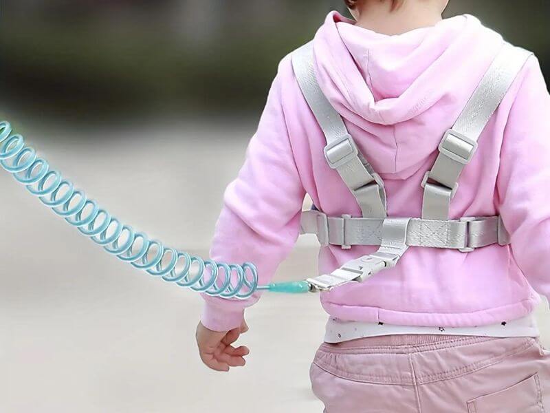 child safety harness pada anak perempuan