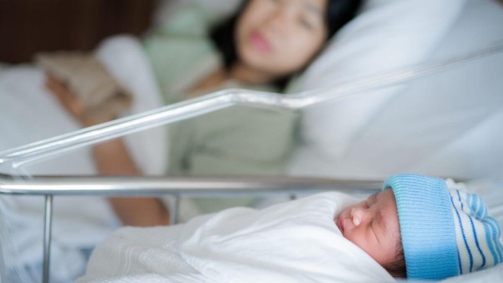 wanita dan bayi di hospital bersalin swasta di Sarawak