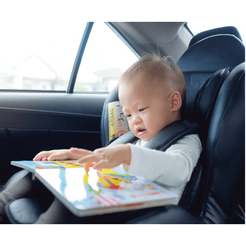 budak lelaki membaca dalam car seat