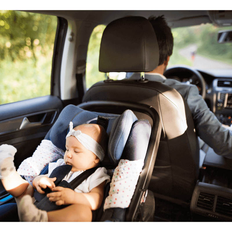bayi dalam car seat, di belakang pemandu