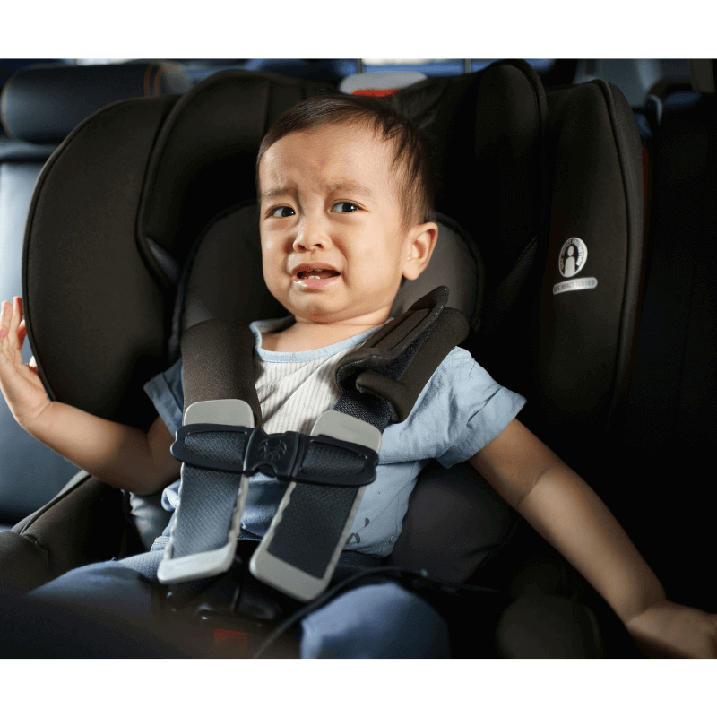 budak lelaki menangis dalam car seat