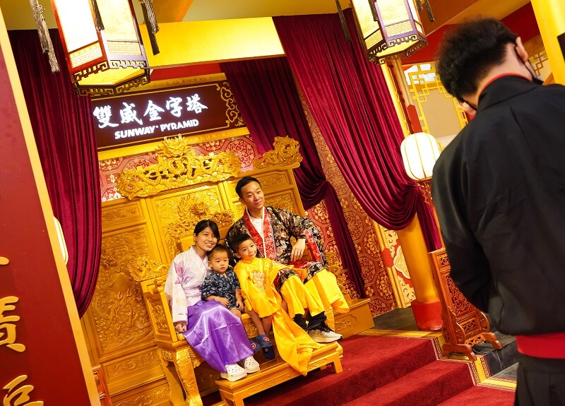 Photo Taking inside Dragon's Blessing Majestic Palace at LG2 Orange Concourse
