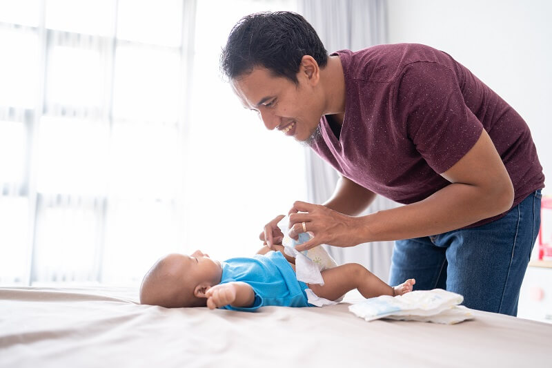 bapa menukar lampin bayi baru lahir