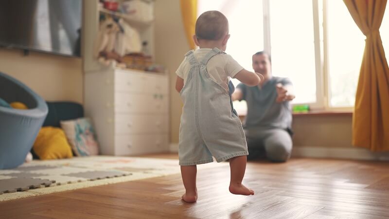 budak kecil berlari ke arah ayah