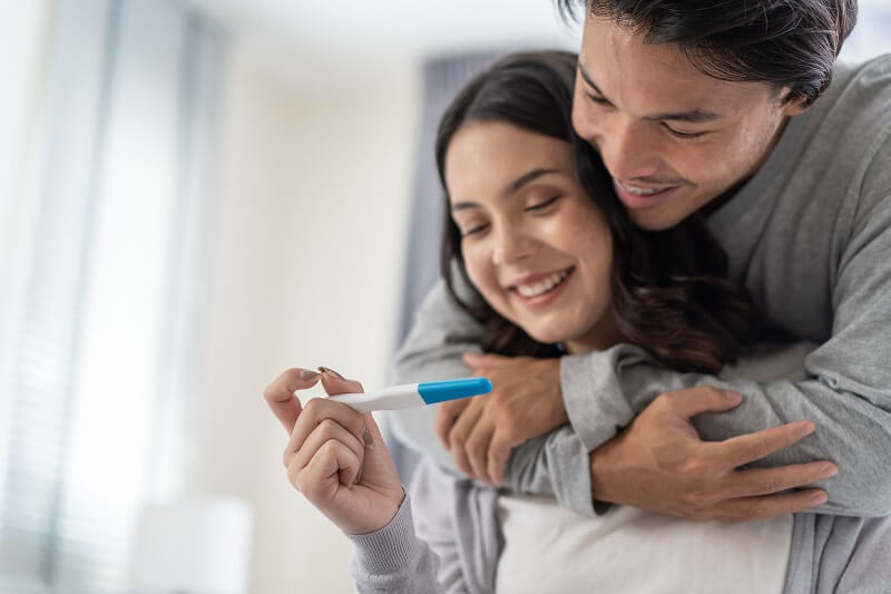 pasangan suami isteri gembira lihat test kit