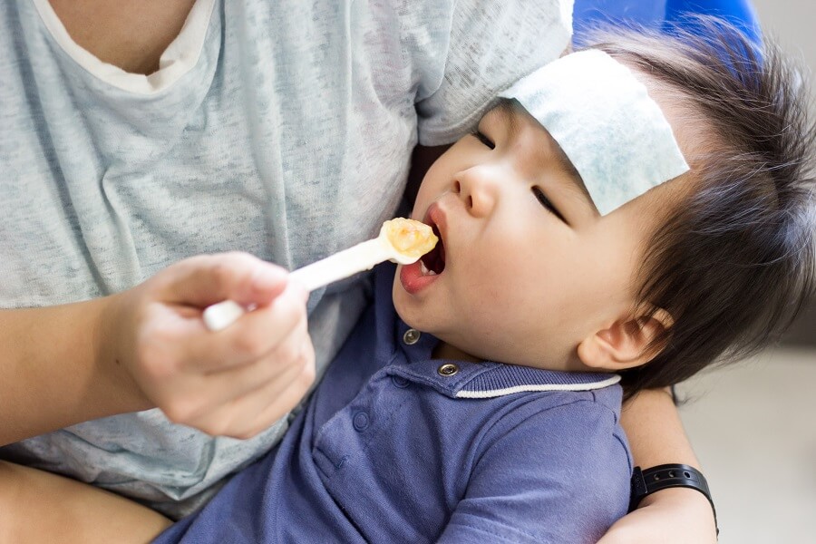 demam berpanjangan - suap makanan lembut semasa anak demam