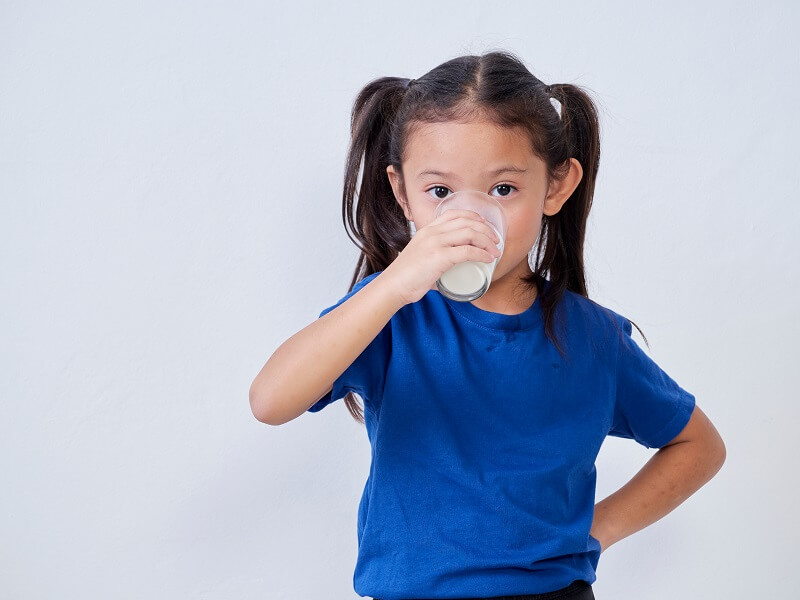 budak perempuan minum susu