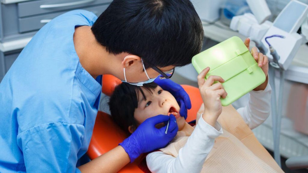 dentist memeriksa kanak-kanak di salah sebuah klinik gigi di Batu Pahat