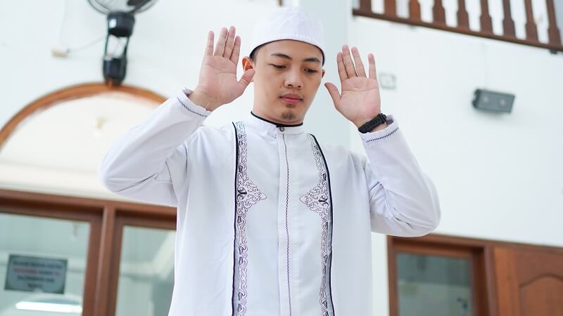 lelaki menunjukkan cara solat jenazah