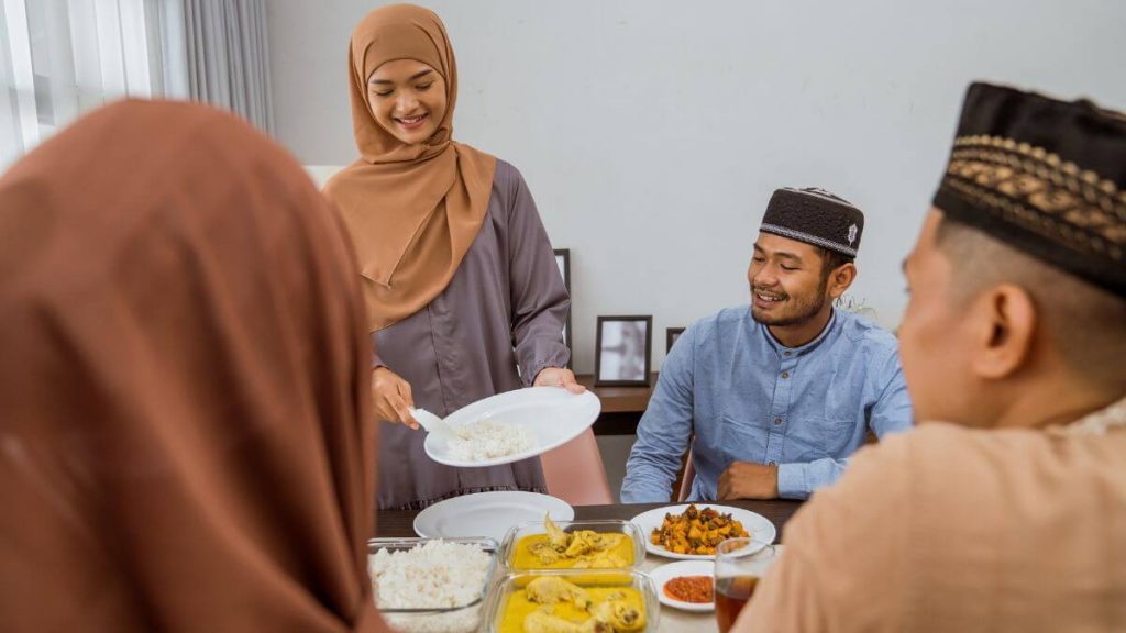 wanita menghidangkan makanan semasa Ramadan