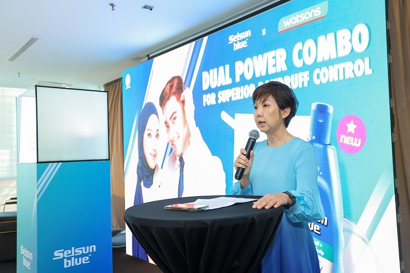 Ms Lim Mei Yuen, General Manager Rohto-Mentholatum Malaysia ketika majlis pelancaran Selsun Blue