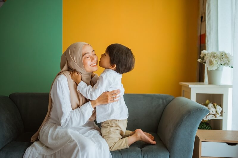 anak lelaki bermanja dengan ibu