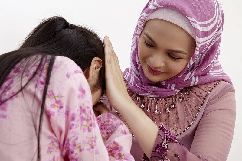 anak perempuan bersalaman dengan emak