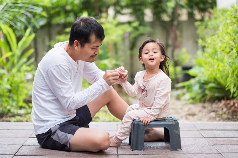 ayah memotong kuku anak perempuannya