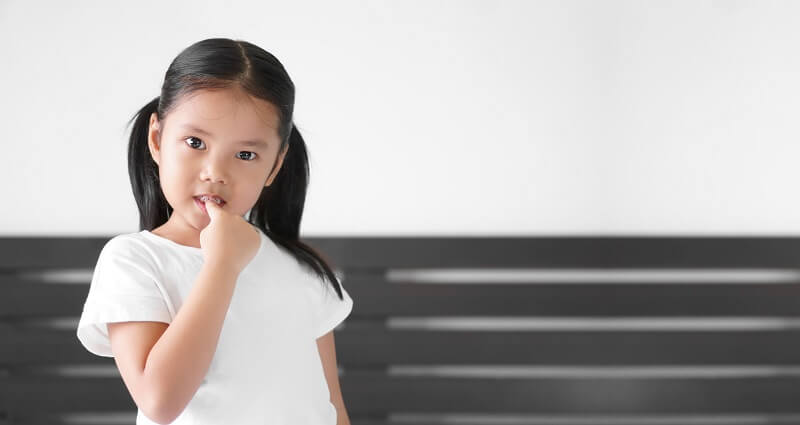 budak perempuan sedang gigit kuku