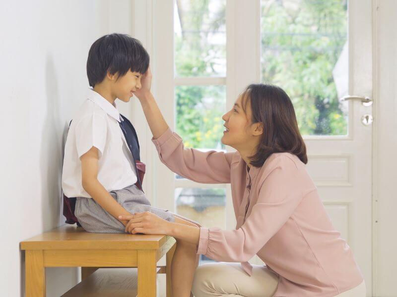 hantar anak ke sekolah - ibu bapa buat safe word dengan anak-anak untuk keselamatan