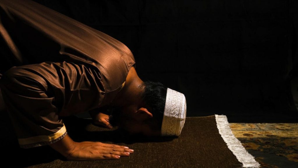 lelaki sujud, sambil memperbanyakkan doa lailatul qadar