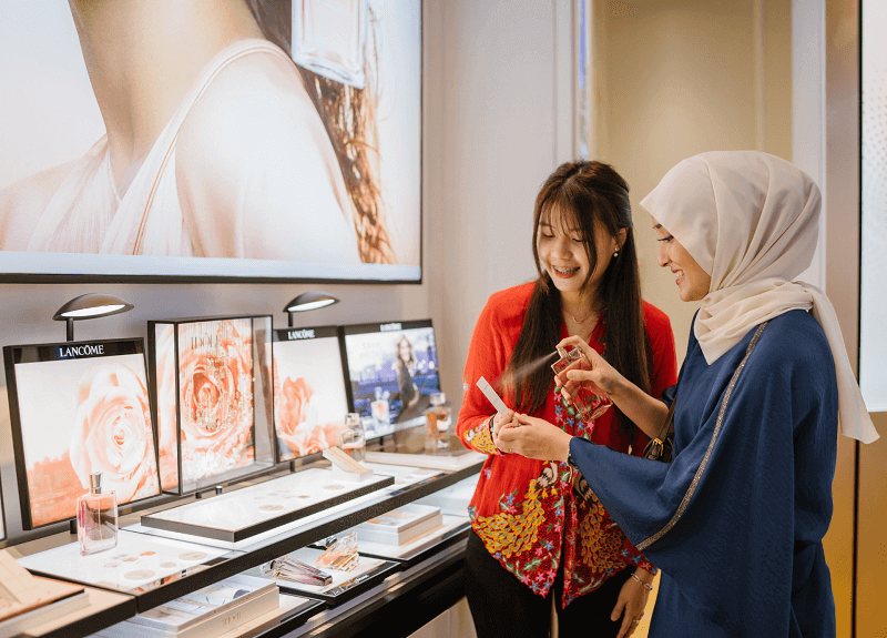 pelanggan wanita mencuba perfume di sunway pyramid gaya riang raya