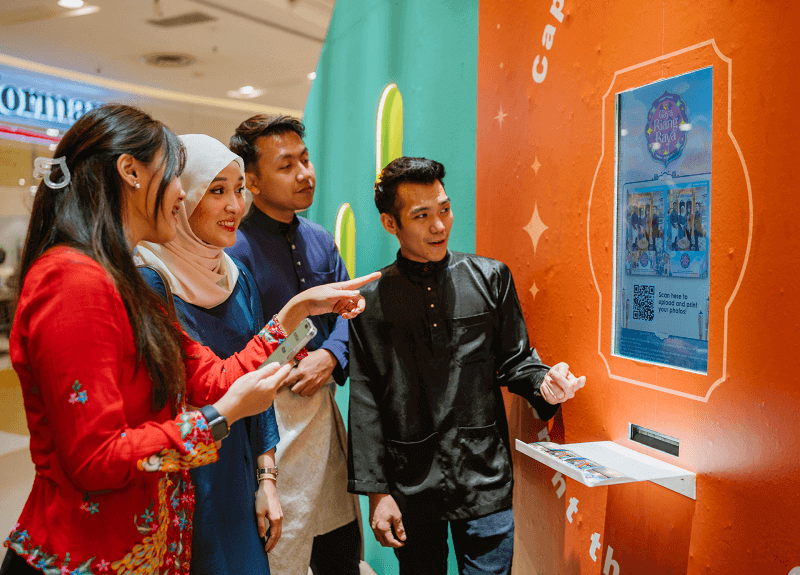 sekumpulan rakan bergambar di photobooth di gaya riang raya Sunway Pyramid Malaysia