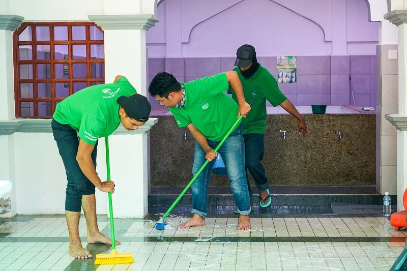 Skuad Dettol Selangkah Lebih, Selangkah Kasih sedang mencuci lantai