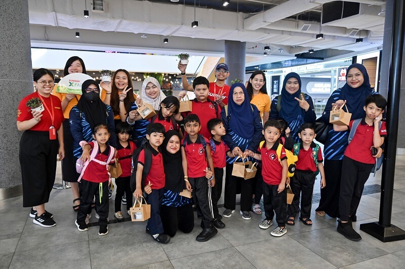 bersama kanak-kanak Autisme di Sunway Velocity Mall