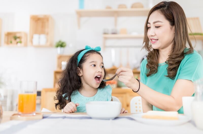 meraikan isteri yang sentiasa berikan anak makan