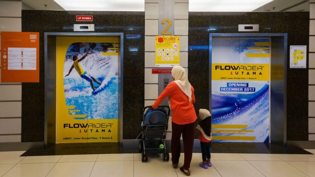 cabaran ibu bapa guna lif di mall