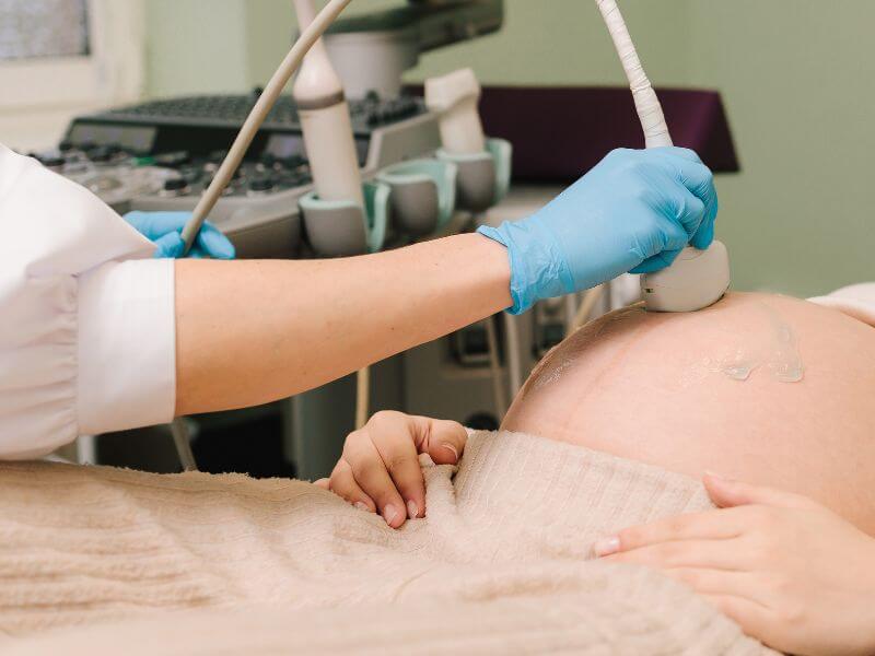pemeriksaan bersama doktor untuk bersalin di HCTM