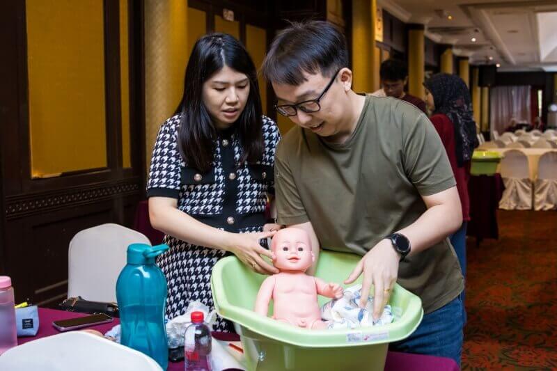 Pasangan suami isteri di kelas Parentcraft Motherhood