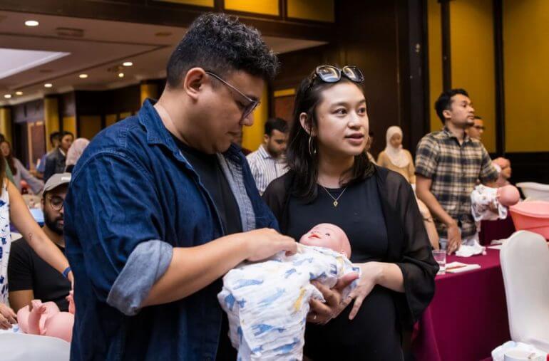 Pasangan suami isteri semasa di Kelas Parentcraft oleh Motherhood Malaysia