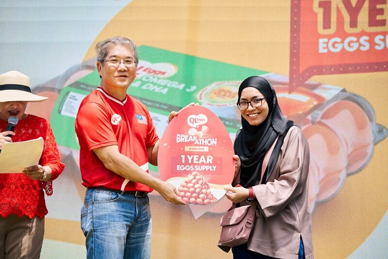 Pemenang cabutan bertuah bersama CEO QL Eggs di acara EGG-stra Breakathon 2025