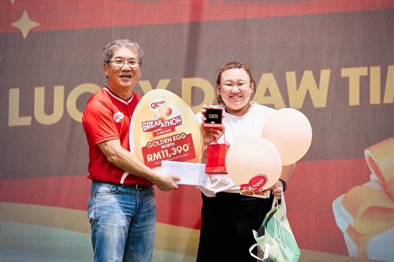 Pemenang utama cabutan bertuah bersama CEO QL Eggs di acara EGG-stra Breakathon 2025