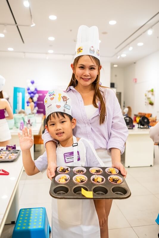 Ibu bersama anaknya di LEXUS Mommy & Me Baking Workshop anjuran Super Kids Club Motherhood