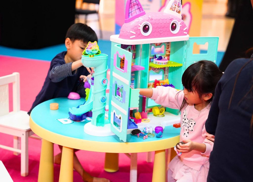 kanak-kanak bermain Gabby's Dollhouse di Sunway Pyramid Malaysia