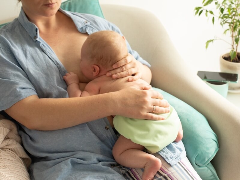 payudara besar - Laid-back Breastfeeding