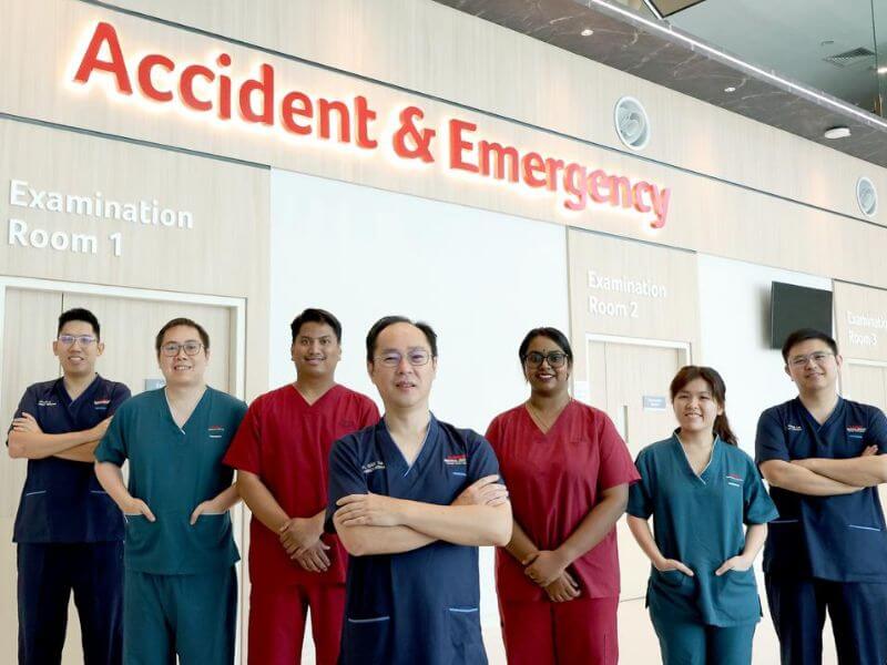 Terjatuh - barisan doktor pusat kecemasan di Pusat Perubatan Sunway Velocity (SMCV)